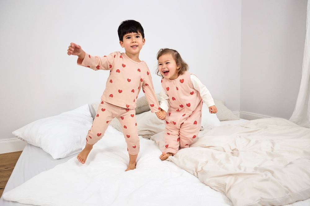 Lässig Kinder Schlafoverall 2,5 TOG - Herz, Rosa Versandkostenfrei