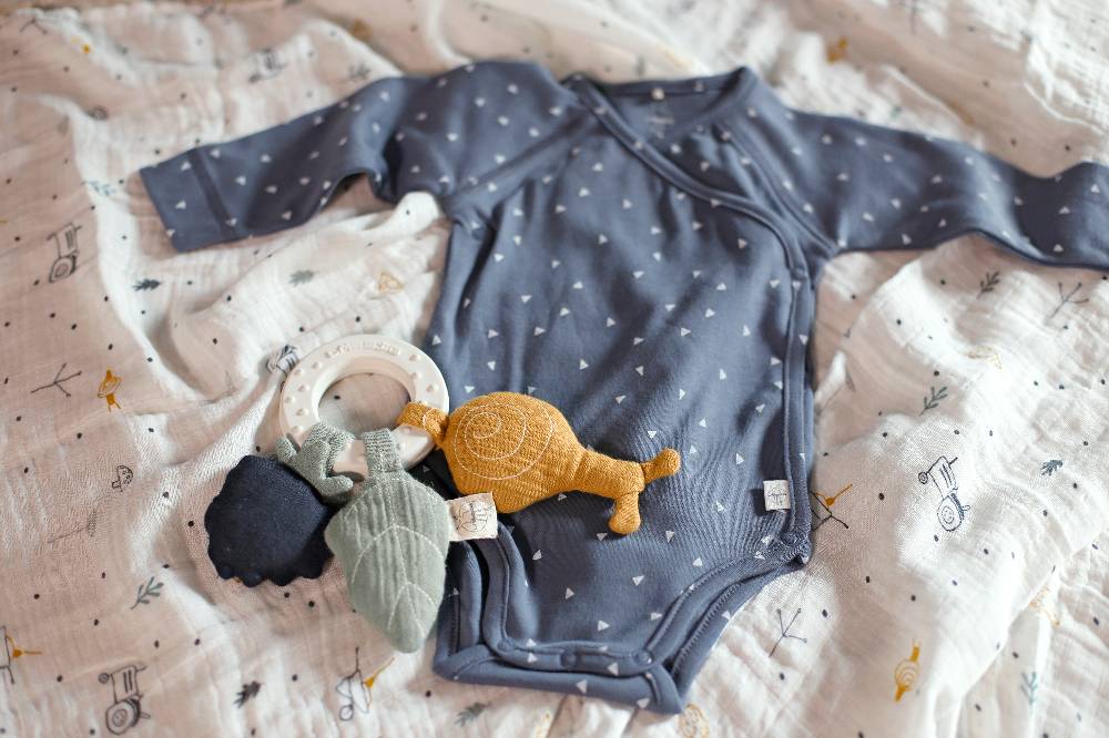 Lässig Baby Wickelbody langarm - Bio Baumwolle, Dreiecke, Blau Discount Store für neue Produkte