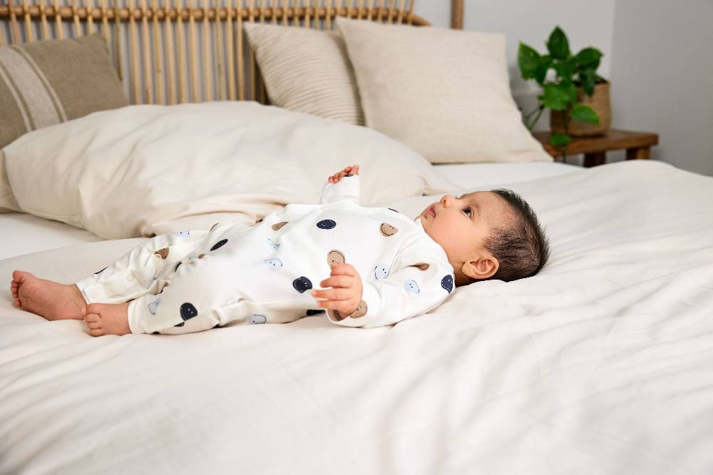 Lässig Baby Schlafoverall - Bio Baumwolle, Smile, Milky Black Friday Preise