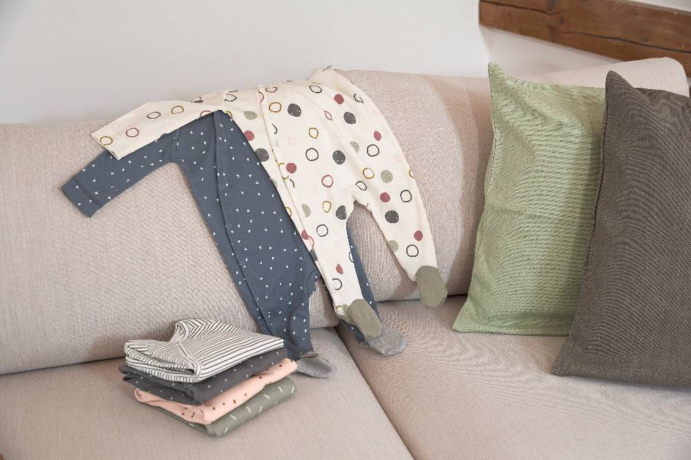 Lässig Baby Schlafanzug mit Füßen - Bio Baumwolle, Circles, Weiß Kostenloser Versand
