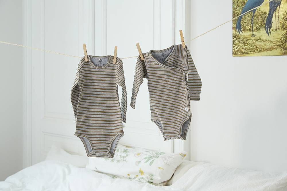 Lässig Baby Body langarm - Bio Baumwolle, Streifen, Grau meliert Fabrikpreis
