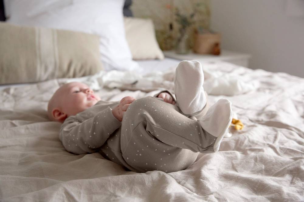 Lässig Baby Schlafanzug mit Füßen - Bio Baumwolle, Sprinkle, taupe Neueste Stile