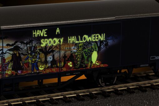 Piko Gedeckter Güterwagen "Halloween" Artikelnummer: 27704 Heißer Verkauf