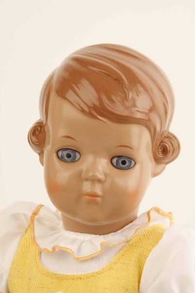 Schildkröt Manufaktur Puppe Inge 34 cm braune Malhaare, blaue Augen, Dirndl gelb/grün Begrenzt auf 3 Tage