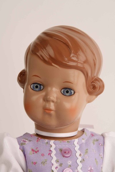 Schildkröt Manufaktur Puppe Inge 34 cm braune Malhaare, blaue Augen, Dirndl lila Fabrikverkauf