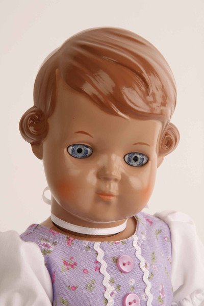 Schildkröt Manufaktur Puppe Inge 34 cm braune Malhaare, blaue Augen, Dirndl lila Fabrikverkauf