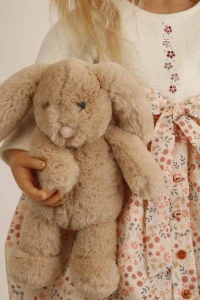 Schildkröt Manufaktur Puppe Johanna von Brigitte Paetsch 70 cm sitzend, blonde Haare, Kleidung weiß/rose Kostenloser Versand