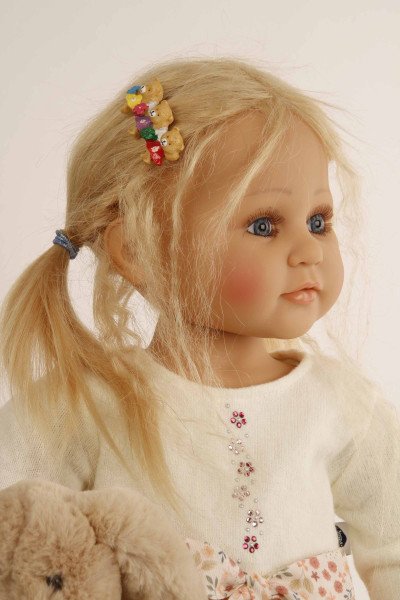 Schildkröt Manufaktur Puppe Johanna von Brigitte Paetsch 70 cm sitzend, blonde Haare, Kleidung weiß/rose Kostenloser Versand