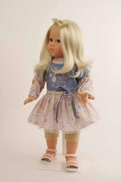 Schildkröt Manufaktur Stehpuppe Elli 52 cm blonde Haare, blaue Schlafaugen, Blumenkleidung Limitierter Zeitrabatt