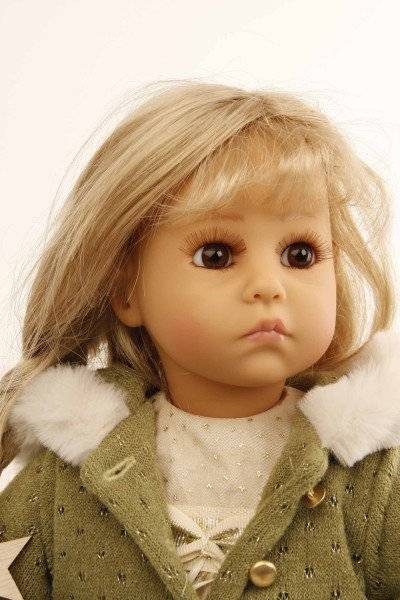 Schildkröt Manufaktur Puppe Elena sitzend 53 cm von Sybille Sauer blonde Haare, Winterkleidung gold/grün Sonderangebote