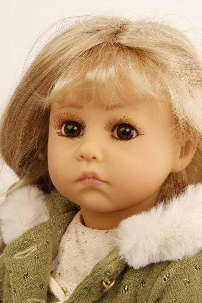 Schildkröt Manufaktur Puppe Elena sitzend 53 cm von Sybille Sauer blonde Haare, Winterkleidung gold/grün Sonderangebote