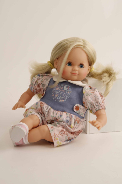 Schildkröt Manufaktur Puppe Schlummerle 32 cm blonde Haare, blaue Schlafaugen, Blumenoverall Kostenlose Rückgabe