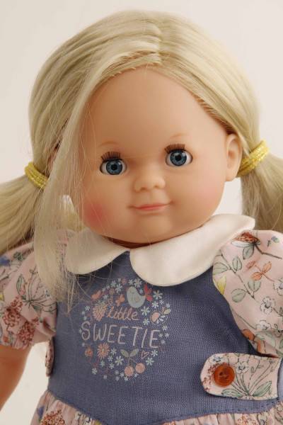 Schildkröt Manufaktur Puppe Schlummerle 32 cm blonde Haare, blaue Schlafaugen, Blumenoverall Kostenlose Rückgabe