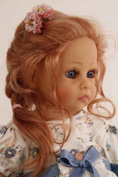 Schildkröt Manufaktur Puppe Elena sitzend 53 cm von Sybille Sauer rote Haare, festliches Kleid in blau/weiss Online Shopping