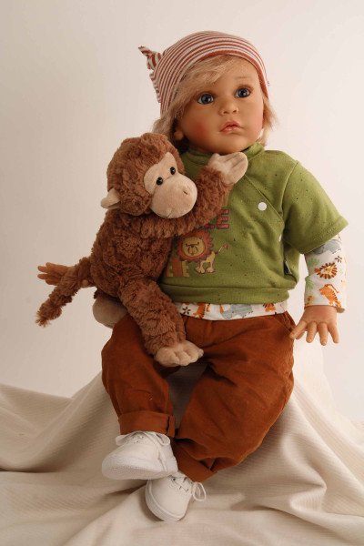 Schildkröt Manufaktur Puppe Aaron 60 cm von Gudrun Legler, blonde Haare, Kleidung Dschungel Lagerräumung