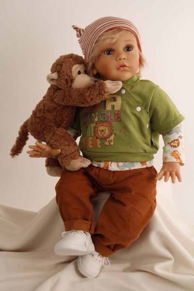 Schildkröt Manufaktur Puppe Aaron 60 cm von Gudrun Legler, blonde Haare, Kleidung Dschungel Lagerräumung
