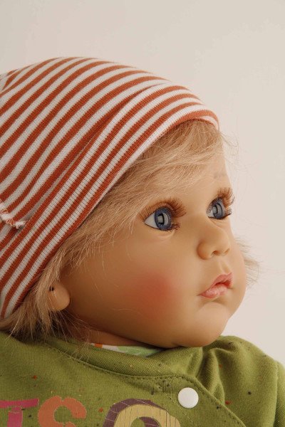 Schildkröt Manufaktur Puppe Aaron 60 cm von Gudrun Legler, blonde Haare, Kleidung Dschungel Lagerräumung
