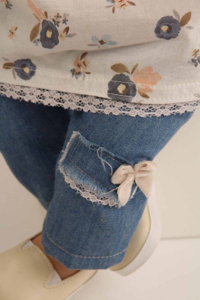 Schildkröt Manufaktur Puppe Hanni 45 cm rote Haare, blaue Schlafaugen, Jeanshose+ Blumenshirt Zeitbegrenzte Promotion