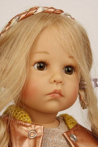 Schildkröt Manufaktur Puppe Elena sitzend 53 cm von Sybille Sauer blonde Haare, Kleiudng beige/braun/rotgold Begrenztes Angebot