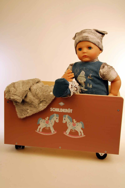 Schildkröt Manufaktur Puppe Peterle 52 cm mit Malhaar, blauen Schlafaugen, Pinguinkleidung Räumungsverkauf
