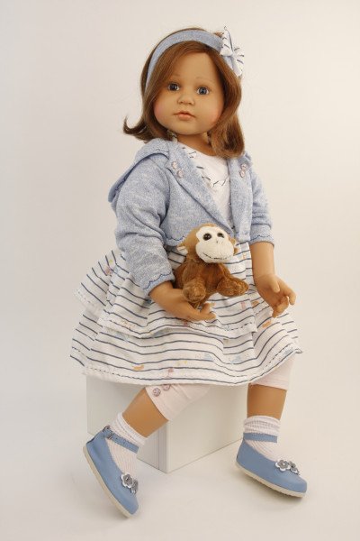 Schildkröt Manufaktur Puppe Johanna von Brigitte Paetsch 70 cm sitzend, braune Haare, Kleidung blau/weiss zollfrei