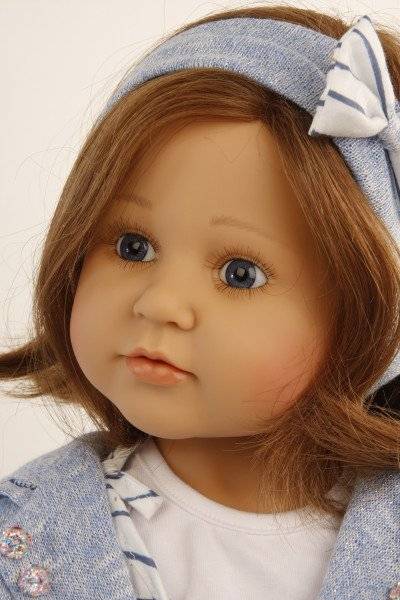 Schildkröt Manufaktur Puppe Johanna von Brigitte Paetsch 70 cm sitzend, braune Haare, Kleidung blau/weiss zollfrei