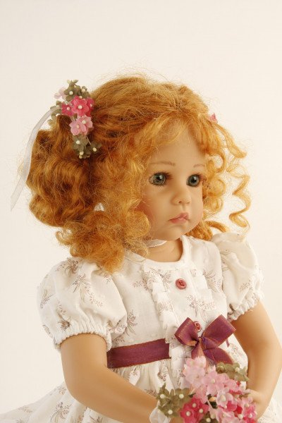 Schildkröt Manufaktur Puppe Elena sitzend 53 cm von Sybille Sauer rote Haare, festliches Kleid Rabatt