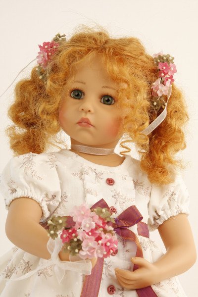 Schildkröt Manufaktur Puppe Elena sitzend 53 cm von Sybille Sauer rote Haare, festliches Kleid Rabatt