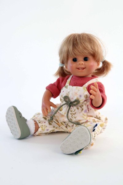 Schildkröt Manufaktur Puppe Müller-Wichtel Ida 25 cm blonde Haare, Blumenoverall Cyber Monday