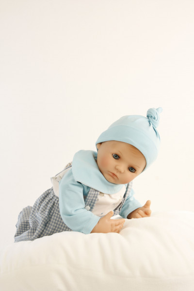 Schildkröt Manufaktur Puppe Peterle 52 cm mit Malhaar, blauen Schlafaugen, Kleidung grau/mint/weiss Tägliche Deals