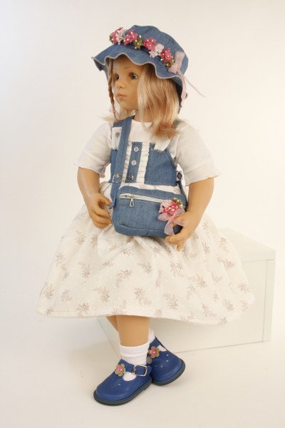 Schildkröt Manufaktur Puppe Alina sitzend von Sieglinde Frieske, blonde Haare, blaue Augen Kleidung blau/weiss Riesige Ersparnisse