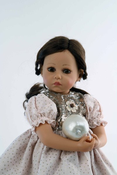 Schildkröt Manufaktur Puppe Elena sitzend 53 cm von Sybille Sauer braune Haare, festliches Kleid rose/rotgold Bis zu 50% Rabatt