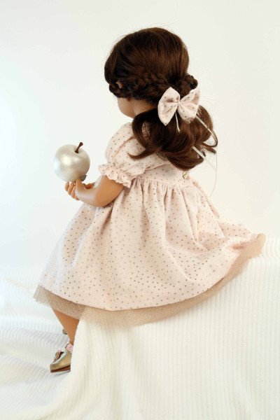 Schildkröt Manufaktur Puppe Elena sitzend 53 cm von Sybille Sauer braune Haare, festliches Kleid rose/rotgold Bis zu 50% Rabatt