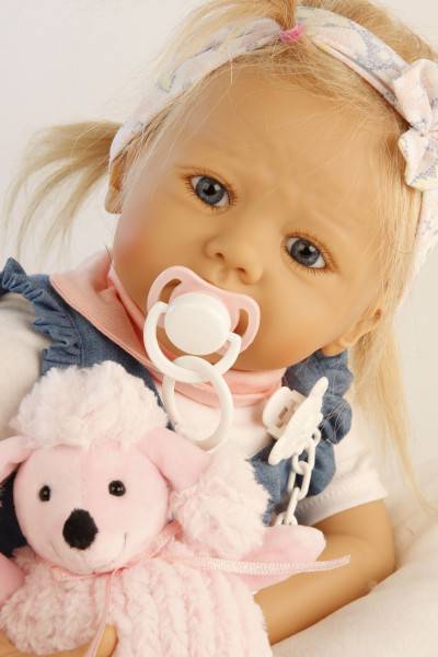 Schildkröt Manufaktur Baby Pina 52 cm von Karola Wegerich , blonde Haare, Kleidung weiss/blau/rose Riesige Rabatte