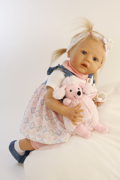Schildkröt Manufaktur Baby Pina 52 cm von Karola Wegerich , blonde Haare, Kleidung weiss/blau/rose Riesige Rabatte