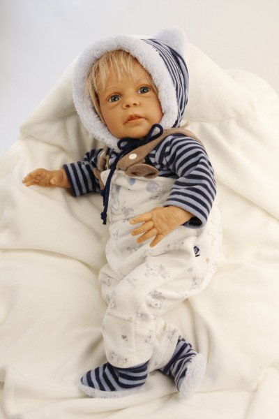 Schildkröt Manufaktur Puppe Leon 50 cm von Gudrun Legler blonde Haare, Kleidung blau/weiss Fabrikladen