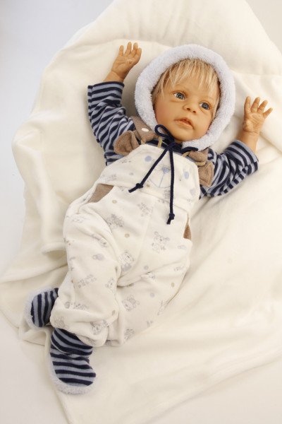 Schildkröt Manufaktur Puppe Leon 50 cm von Gudrun Legler blonde Haare, Kleidung blau/weiss Fabrikladen
