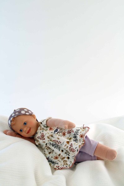 Schildkröt Manufaktur Puppe Löckchen 30 cm Malhaar, blaue Malaugen, Blümchenkleidung lila/braun/weiss Fabrik Onlineshop