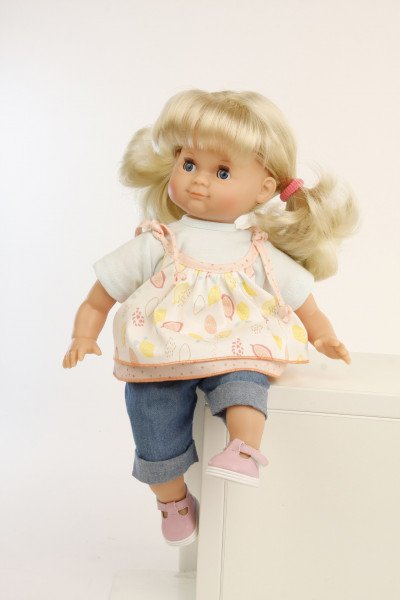 Schildkröt Manufaktur Puppe Schlummerle 32 cm blonde Haare, blaue Schlafaugen, Sommerkleidung bunt Osterangebot