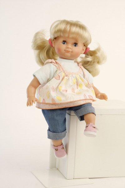 Schildkröt Manufaktur Puppe Schlummerle 32 cm blonde Haare, blaue Schlafaugen, Sommerkleidung bunt Osterangebot