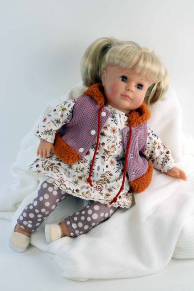 Schildkröt Manufaktur Puppe Hanni 45 cm blonde Haare, blaue Schlafaugen, Kleidung lila/weiss/braun Limitierter Zeitrabatt