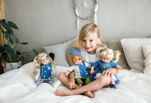 Schildkröt Manufaktur Puppe Schlummerle 32 cm blonde Haare, blaue Schlafaugen, Sommerkleidung Dino Muttertagsangebot