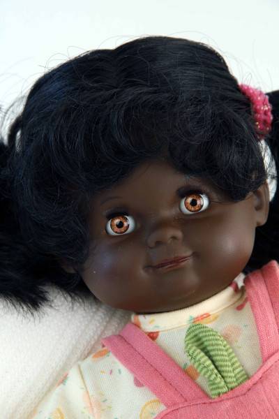 Schildkröt Manufaktur Puppe Schlummerle Gr. 32 schwarze Haare, braune Schlafaugen, Kleidung rose/gelb/grün Lagerräumung