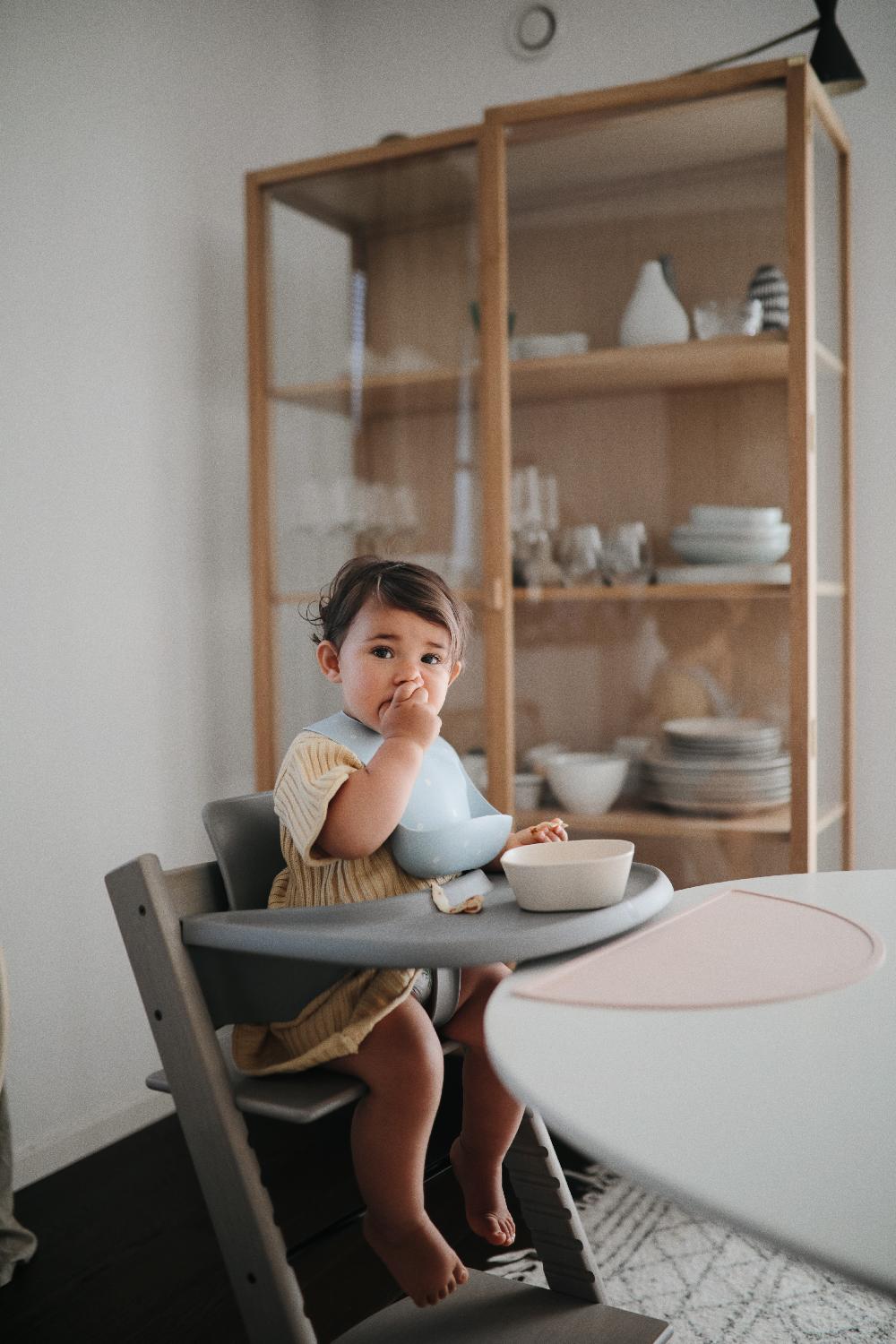 babymarkt Silikonlätzchen White Daisy Räumungsverkauf