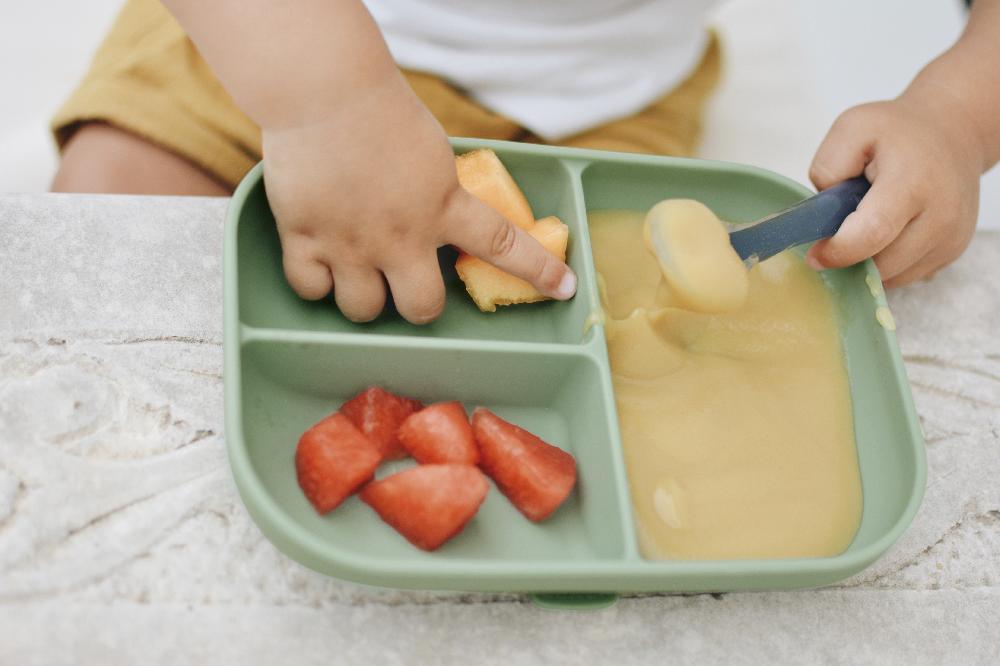 babymarkt Silikonteller mit Saugnapf Unterteilt salbeigrün Bis zu 60% Rabatt
