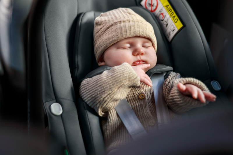 babymarkt Babyschale Pebble S Tonal Black inkl. Reboarder Pearl S Tonal Black und Basisstation FamilyFix S Black JETZT KAUFEN