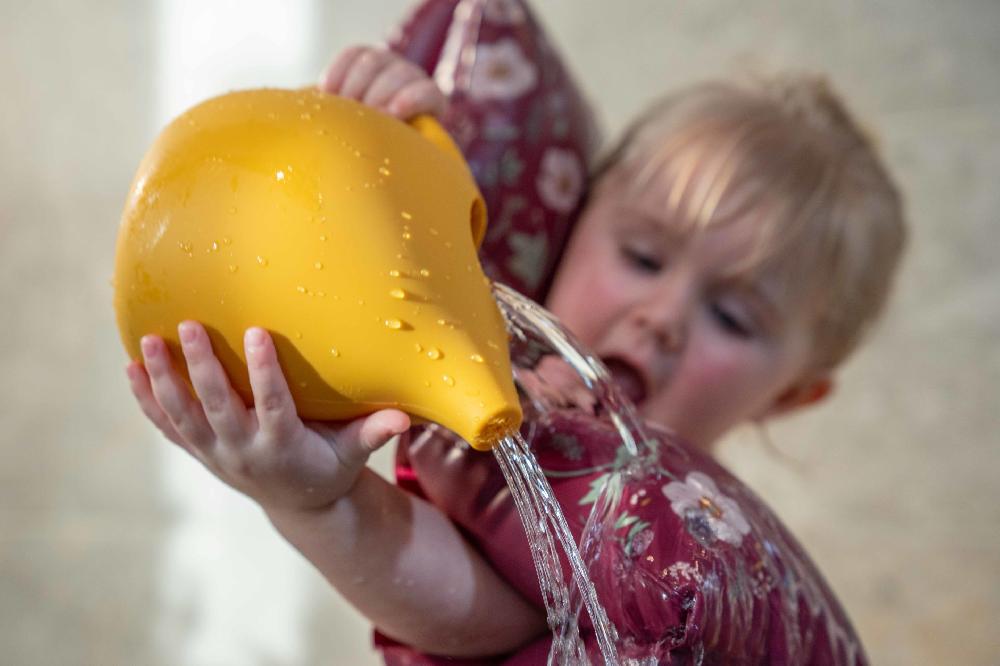 babymarkt Silikon Gießkanne Honey Gold im Angebot