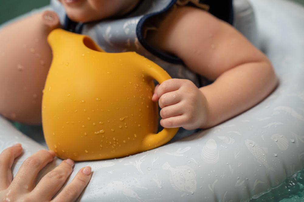 babymarkt Silikon Gießkanne Honey Gold im Angebot