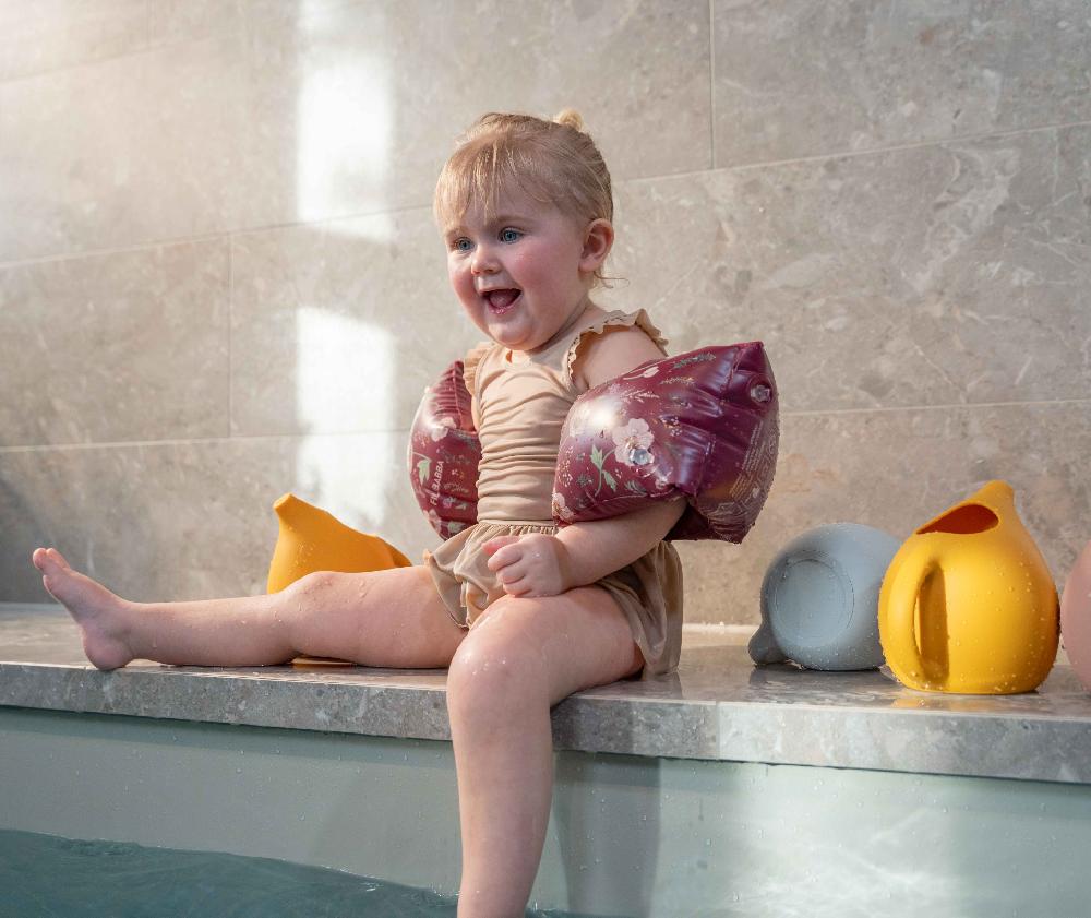 babymarkt Silikon Gießkanne Honey Gold im Angebot