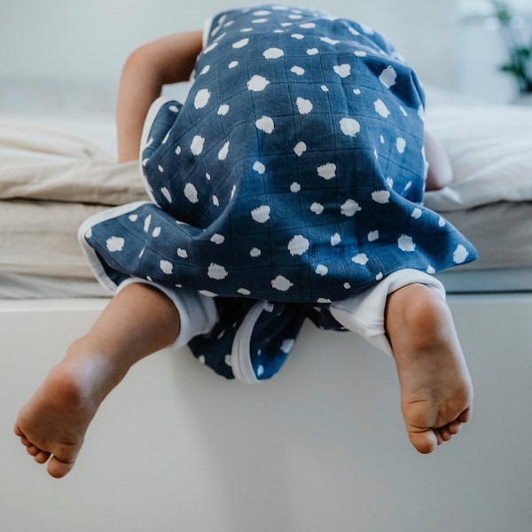 babywalz emma & noahSommer-Sleepoverall Musselin 0.5 TOG Punkte blau 50% Rabatt für begrenzte Zeit